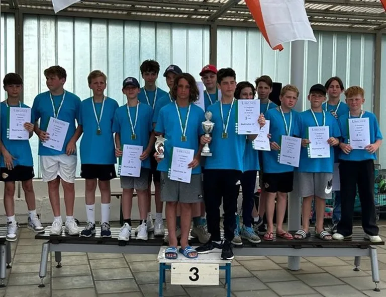 Mannschaftsfoto mit Medaille u Urkunde.jpg
