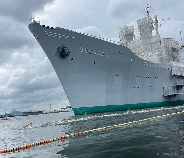 Schiff mit Schwimmern.jpeg