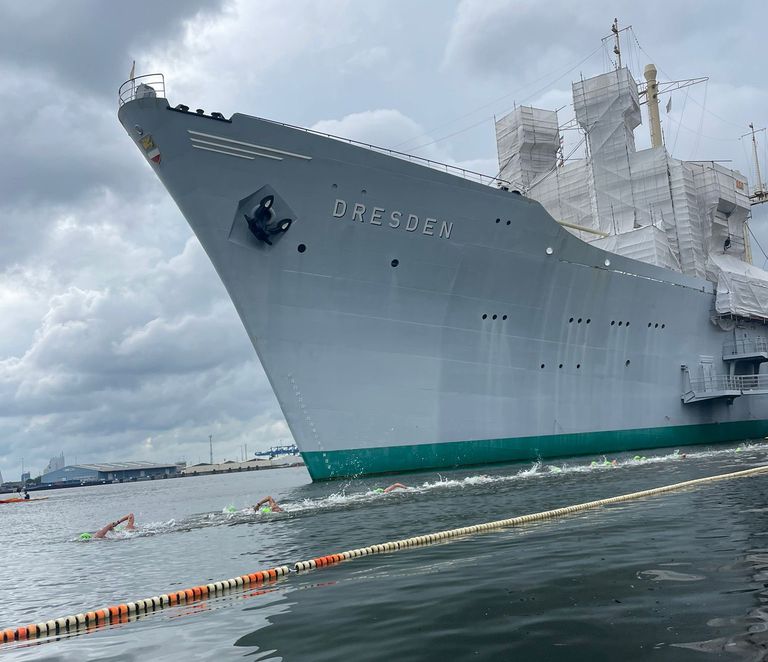 Schiff mit Schwimmern.jpeg