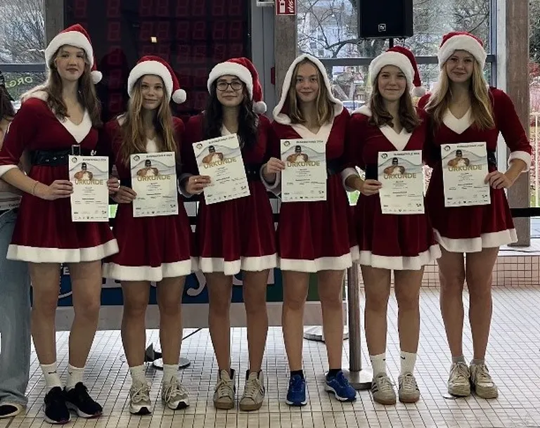 6 Mädels mit Nikolaus-Kostüm.jpeg