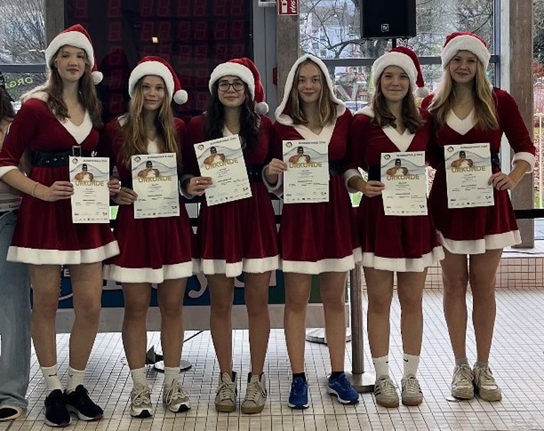 6 Mädels mit Nikolaus-Kostüm.jpeg