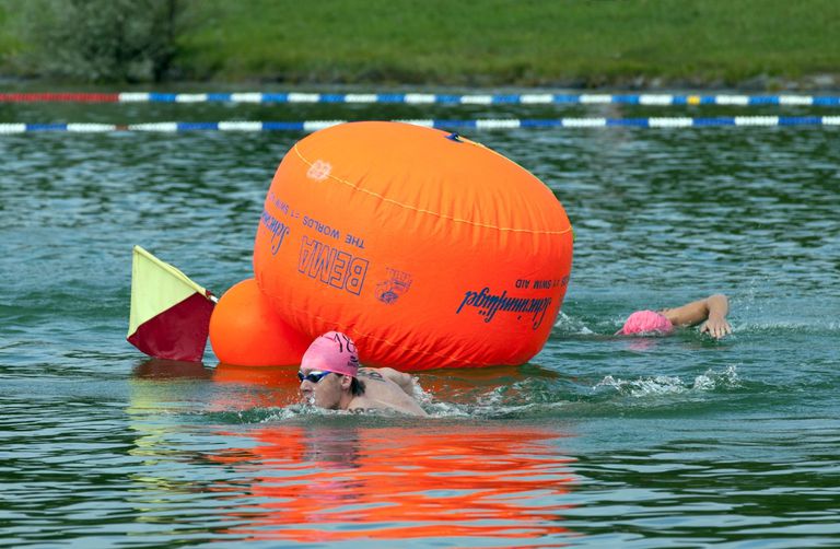 Boje mit Schwimmer.jpg