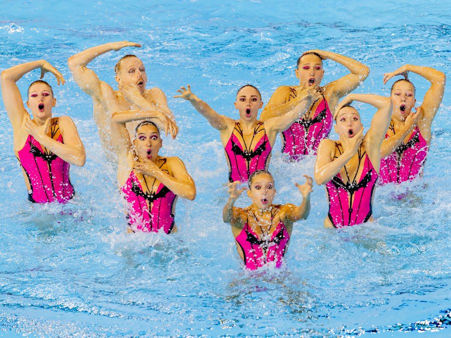 Gruppe im Wasser.jpg