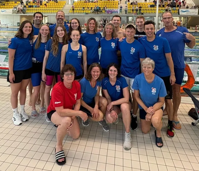 Mannschaft in blau.jpg