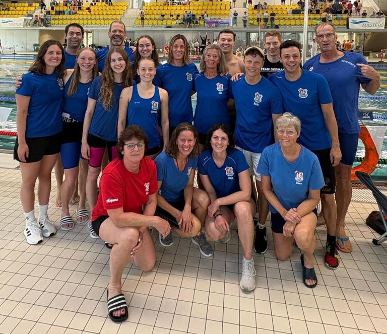 Mannschaft in blau.jpg