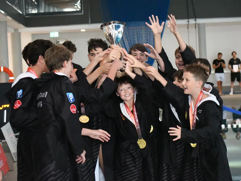 Jubel mit Pokal.jpg
