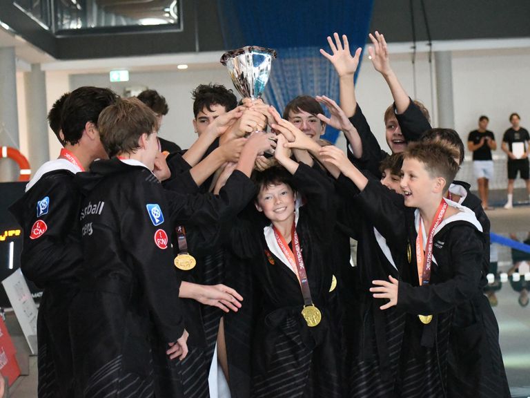Jubel mit Pokal.jpg