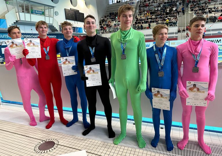 7 Jungs mit Ganzkörper-Anzug.jpeg