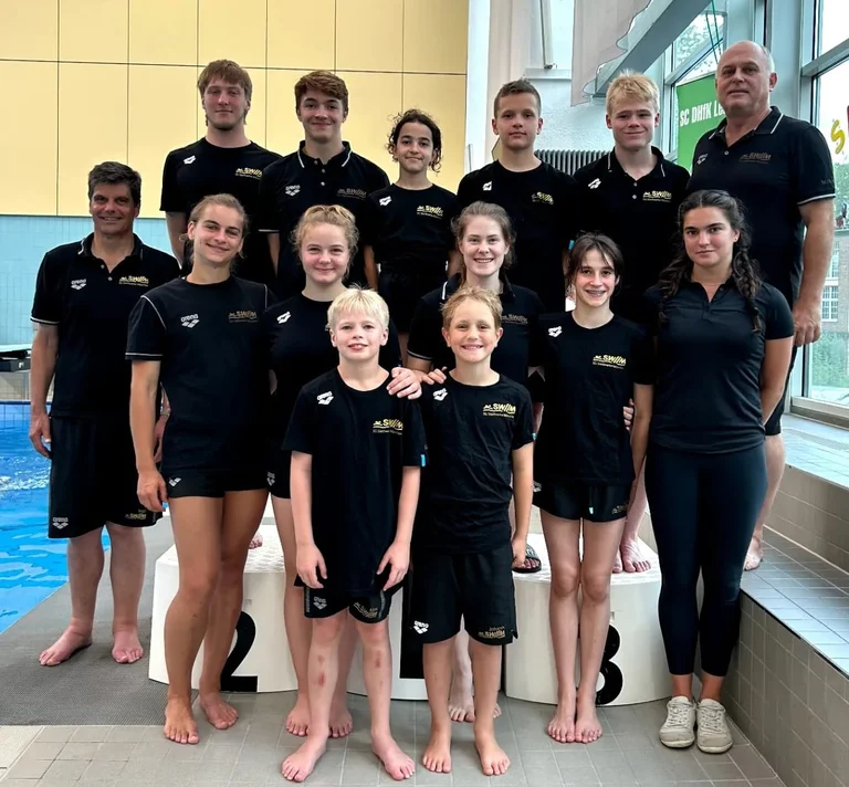 BWB Pforzheim Gruppe im Schwimmbad.jpg