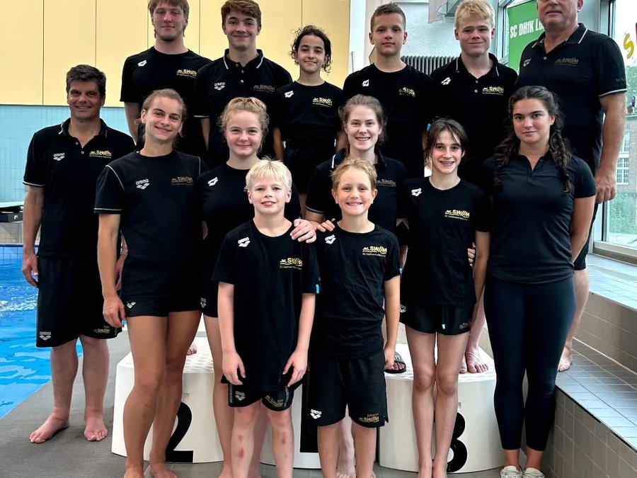 BWB Pforzheim Gruppe im Schwimmbad.jpg