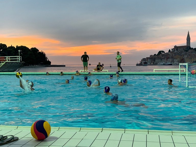 Im Wasser mit Sonnenuntergang.jpg