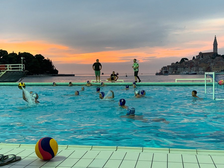 Im Wasser mit Sonnenuntergang.jpg