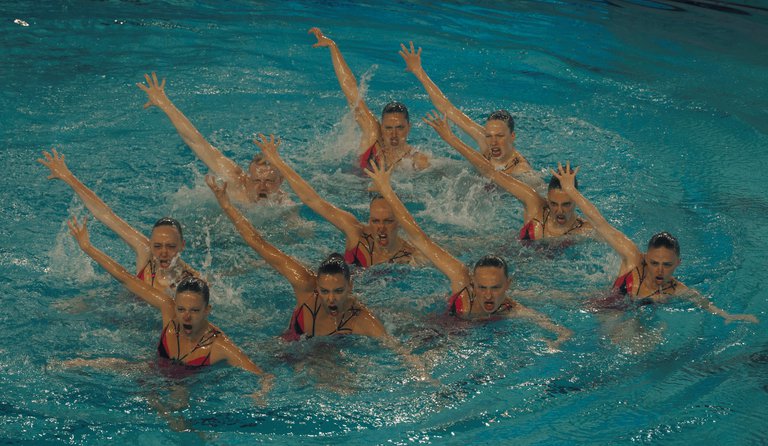 2023.06 European Games Synchronschwimmen Silber_Gruppe im Wasser (2).jpg